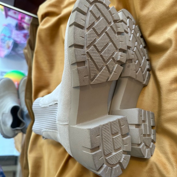 Boots - Picture 5 of 5